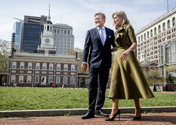PHILADELPHIA - King Willem-Alexander and Queen Maxima walk past Independence Hall, where the 250th anniversary of the US and the Dutch role in it were commemorated. The royal couple paid a three-day working visit to Philadelphia, Washington D.C., and Miami in the United States (US). REMKO DE WAAL ANP netherlands out - belgium out  Copyright: xx x555716651x originalFilename: 555716651.jpg