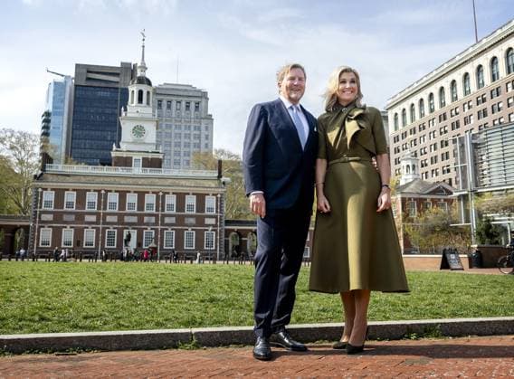 PHILADELPHIA - King Willem-Alexander and Queen Maxima pose in front of Independence Hall, where the 250th anniversary of the US and the Dutch role in it were commemorated. The royal couple paid a three-day working visit to Philadelphia, Washington D.C., and Miami in the United States. REMKO DE WAAL ANP netherlands out - belgium out  Copyright: xx x555717030x originalFilename: 555717030.jpg