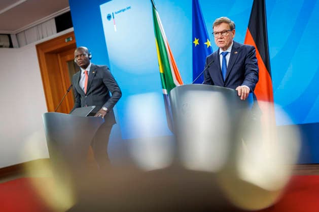 Johann Wadephul (CDU), Bundesaussenminister, und der Aussenminister von Suedafrika, Ronald Ozzy Lamola, bei einer Pressekonferenz. Berlin, 13.04.2026. Fotografiert im Auftrag des Auswaertigen Amtes Berlin Deutschland *** Johann Wadephul CDU , Federal Foreign Minister, and the Foreign Minister of South Africa, Ronald Ozzy Lamola, at a press conference Berlin, 13 04 2026 Photographed on behalf of the Federal Foreign Office Berlin Germany Copyright: xThomasxImo AAx