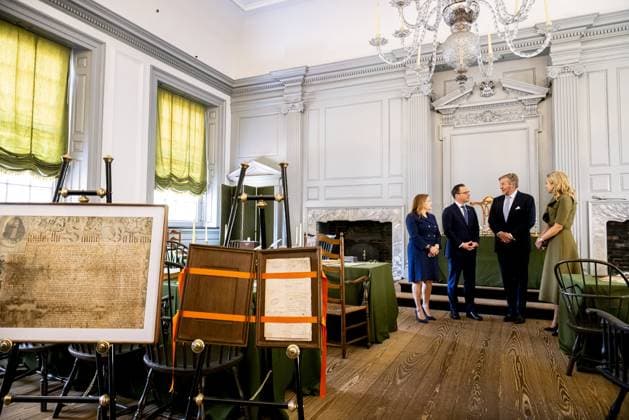 PHILADELPHIA - King Willem-Alexander and Queen Maxima were given a tour of Independence Hall, during which the 250th anniversary of the US and the Dutch role in it were commemorated. The royal couple paid a three-day working visit to Philadelphia, Washington D.C., and Miami in the United States (US). PATRICK VAN KATWIJK POOL ANP netherlands out - belgium out  Copyright: xx x555720047x originalFilename: 555720047.jpg