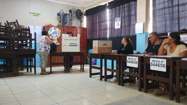 RECORD DATE NOT STATED presidential elections in Peru Lima, Peru, April 12, 2026 - Elections Presidential Peru - Thousands of Peruvians were unable to cast their votes during the two-day election period, in which Keiko Fujimori currently leads the polls, followed by Lopez Aliaga in second place and Ricardo Belmont Casinelli in third. The National Elections Board and the ONPE (National Office of Electoral Processes) are currently opening polling stations located in schools in southern Lima including the Lara Bonilla National Educational Institution in the Lurin district under strict security measures on the ground and in the air. The two-day elections conclude on April 14, from 8:00 a.m. to 6:00 p.m. Credit: Naldy Castillo Gomez TheNews2(Foto: Naldy Cast  Copyright: xNaldyxxCastilloxGomezx