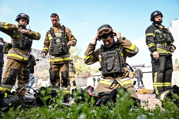 Russian drone hits office building in Zaporizhzhia Rescuers work to extinguish a fire in an office building in Zaporizhzhia, Ukraine, on April 13, 2026. The fire is caused by a drone strike, which also damages industrial enterprises and nearby residential buildings. Zaporizhzhia Ukraine  Copyright: xDmytroxSmolienkox originalFilename: ukrinform-russiand260413_nphNb.jpg