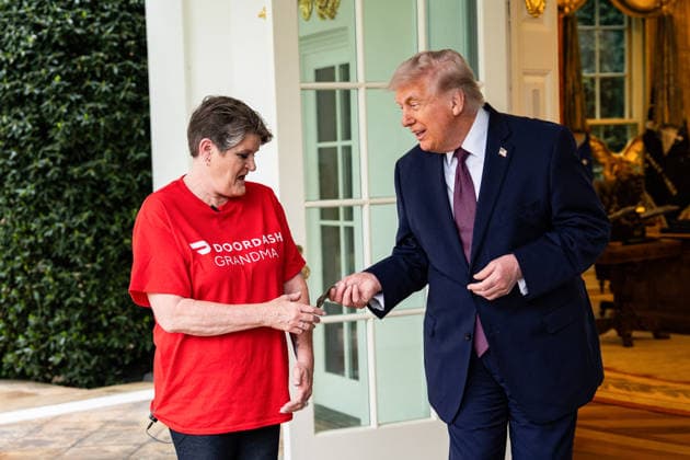 Trump is highlighting the No Tax on Tips policy US President Donald Trump tips Sharon Simmons, a DoorDash worker, outside the Oval Office of the White House in Washington, DC, US, on Monday, April 13, 2026. Trump is highlighting the No Tax on Tips policy, which allows eligible workers to deduct qualified tips from their federal income taxes as part of the One Big Beautiful Bill Act. Photo by Salwan Georges Pool ABACAPRESS.COM Washington DC United States  Copyright: xPool ABACAx