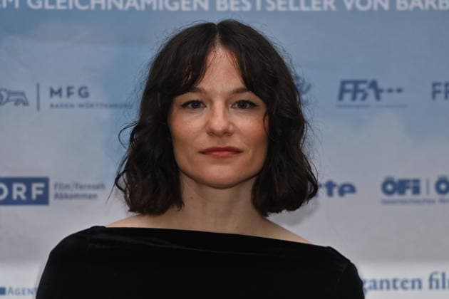 Valerie Pachner (Schauspielerin), Einzelbild,angeschnittenes Einzelmotiv,Portraet,Portrait,Porträt. Pemiere von VIER MINUS DREI am 13.03420226 in Muenchen. Roter Teppich,Red Carpet.
