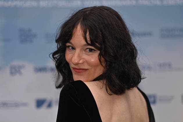 Valerie Pachner (Schauspielerin), Einzelbild,angeschnittenes Einzelmotiv,Portraet,Portrait,Porträt. Pemiere von VIER MINUS DREI am 13.03420226 in Muenchen. Roter Teppich,Red Carpet.