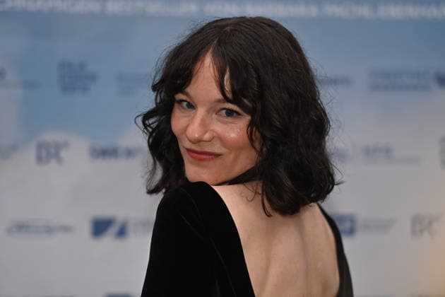 Valerie Pachner (Schauspielerin), Einzelbild,angeschnittenes Einzelmotiv,Portraet,Portrait,Porträt. Pemiere von VIER MINUS DREI am 13.03420226 in Muenchen. Roter Teppich,Red Carpet.