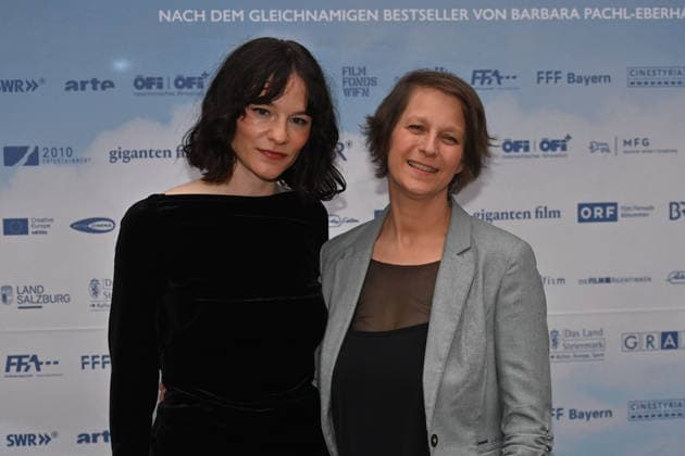 v.li:Valerie Pachner (Schauspielerin), Barbara Pachl-Eberhart (Autorin). Pemiere von VIER MINUS DREI am 13.03420226 in Muenchen. Roter Teppich,Red Carpet.