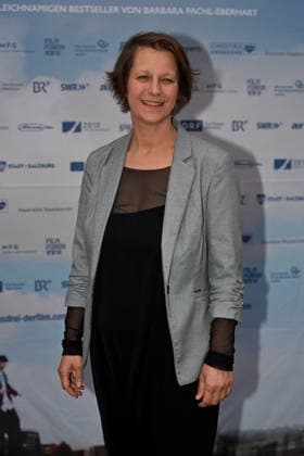 Barbara Pachl-Eberhart (Autorin), Einzelbild,angeschnittenes Einzelmotiv,Halbfigur,halbe Figur. Pemiere von VIER MINUS DREI am 13.03420226 in Muenchen. Roter Teppich,Red Carpet.