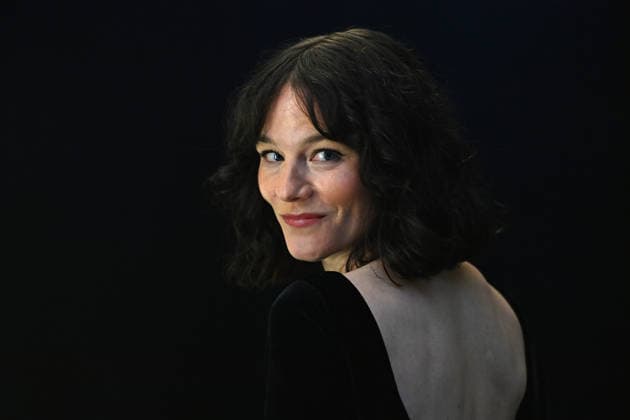 Valerie Pachner (Schauspielerin), Einzelbild,angeschnittenes Einzelmotiv,Portraet,Portrait,Porträt. Pemiere von VIER MINUS DREI am 13.03420226 in Muenchen. Roter Teppich,Red Carpet.