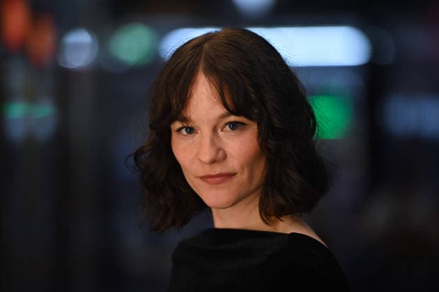 Valerie Pachner (Schauspielerin), Einzelbild,angeschnittenes Einzelmotiv,Portraet,Portrait,Porträt. Pemiere von VIER MINUS DREI am 13.03420226 in Muenchen. Roter Teppich,Red Carpet.