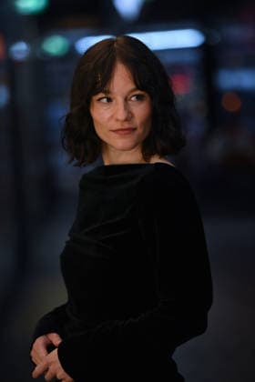 Valerie Pachner (Schauspielerin), Einzelbild,angeschnittenes Einzelmotiv, Halbfigur,halbe Figur. Pemiere von VIER MINUS DREI am 13.03420226 in Muenchen. Roter Teppich,Red Carpet.
