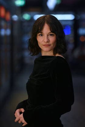 Valerie Pachner (Schauspielerin), Einzelbild,angeschnittenes Einzelmotiv,Halbfigur,halbe Figur. Pemiere von VIER MINUS DREI am 13.03420226 in Muenchen. Roter Teppich,Red Carpet.