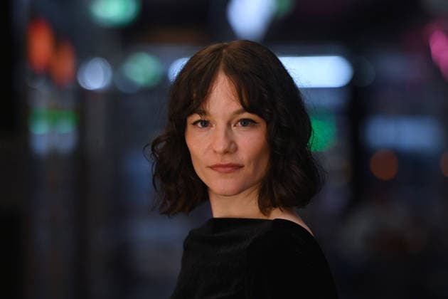 Valerie Pachner (Schauspielerin), Einzelbild,angeschnittenes Einzelmotiv,Portraet,Portrait,Porträt. Pemiere von VIER MINUS DREI am 13.03420226 in Muenchen. Roter Teppich,Red Carpet.
