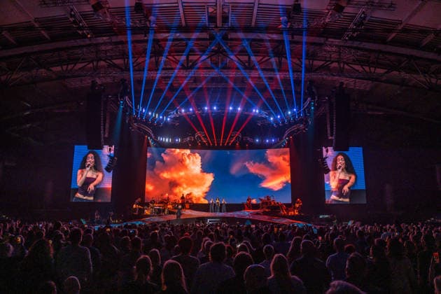 Eros Ramazzotti begeistert am 13. April 2026 in der Arena Leipzig mit einer energiegeladenen Live-Performance im Rahmen seiner Una Storia Importante-Welttournee und zieht das Publikum mit emotionalen Songs und eindrucksvoller Bühnenshow in seinen Bann. Eros Ramazotti Leipzig