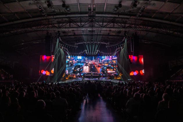Eros Ramazzotti begeistert am 13. April 2026 in der Arena Leipzig mit einer energiegeladenen Live-Performance im Rahmen seiner Una Storia Importante-Welttournee und zieht das Publikum mit emotionalen Songs und eindrucksvoller Bühnenshow in seinen Bann. Eros Ramazotti Leipzig