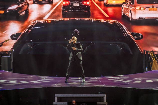 Eros Ramazzotti begeistert am 13. April 2026 in der Arena Leipzig mit einer energiegeladenen Live-Performance im Rahmen seiner Una Storia Importante-Welttournee und zieht das Publikum mit emotionalen Songs und eindrucksvoller Bühnenshow in seinen Bann. Eros Ramazotti Leipzig