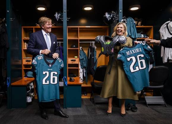 PHILADELPHIA - King Willem-Alexander and Queen Maxima during a visit to the training facility of the American Football club Philadelphia Eagles. The visit was part of the three-day working visit to Philadelphia, Washington DC, and Miami in the United States (US). REMKO DE WAAL POOL ANP netherlands out - belgium out  Copyright: xx x555739811x originalFilename: 555739811.jpg