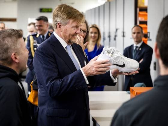 PHILADELPHIA - King Willem-Alexander and Queen Maxima during a visit to the training facility of the American Football club Philadelphia Eagles. The visit was part of the three-day working visit to Philadelphia, Washington DC, and Miami in the United States (US). REMKO DE WAAL POOL ANP netherlands out - belgium out  Copyright: xx x555739833x originalFilename: 555739833.jpg