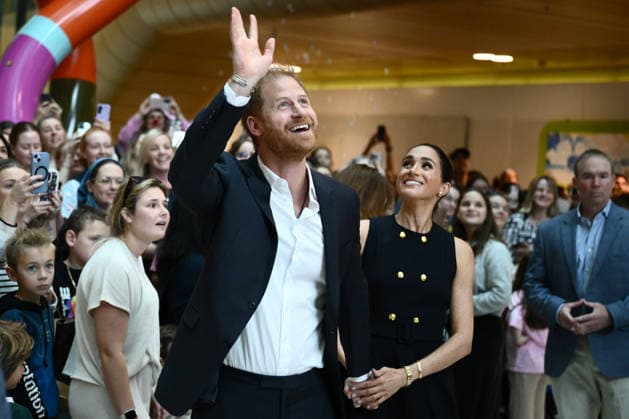 HARRY AND MEGHAN AUSTRALIA VISIT, Prince Harry and Meghan, the Duke and Duchess of Sussex greet children during their visit to the Royal Children™s Hospital in Melbourne, Tuesday, April 14, 2026. ( NO ARCHIVING MELBOURNE VICTORIA AUSTRALIA  Copyright: xJOELxCARRETTx 20260414166281979550
