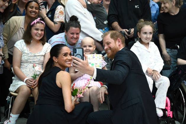 HARRY AND MEGHAN AUSTRALIA VISIT, Prince Harry and Meghan, the Duke and Duchess of Sussex greet children during their visit to the Royal Children™s Hospital in Melbourne, Tuesday, April 14, 2026. ( NO ARCHIVING MELBOURNE VICTORIA AUSTRALIA  Copyright: xJOELxCARRETTx 20260414193044392584