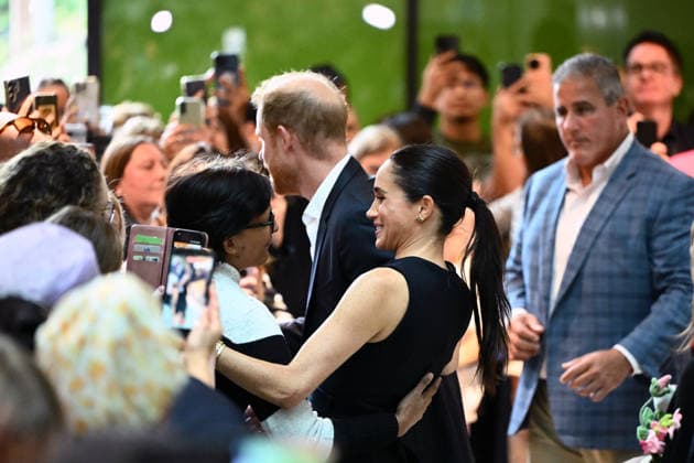 HARRY AND MEGHAN AUSTRALIA VISIT, Prince Harry and Meghan, the Duke and Duchess of Sussex greet children during their visit to the Royal Children™s Hospital in Melbourne, Tuesday, April 14, 2026. ( NO ARCHIVING MELBOURNE VICTORIA AUSTRALIA  Copyright: xJOELxCARRETTx 20260414163126887978