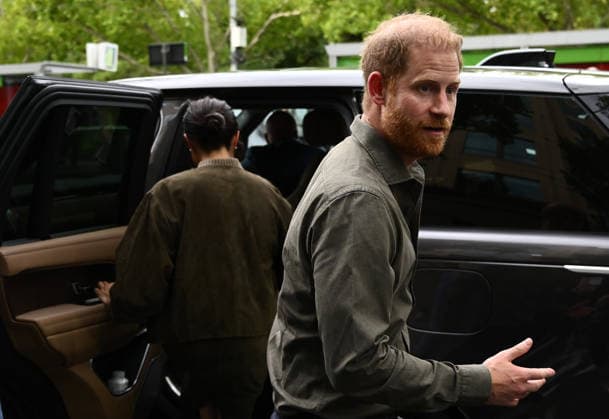 HARRY AND MEGHAN AUSTRALIA VISIT, Prince Harry and Meghan, the Duke and Duchess of Sussex leave following a visit to the Australian National Veterans Arts Museum in Melbourne, Tuesday, April 14, 2026. ( NO ARCHIVING MELBOURNE VICTORIA AUSTRALIA  Copyright: xJOELxCARRETTx 20260414114773150100