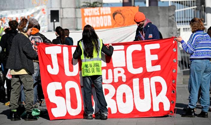 Rally in support of Sourour Abouda s family BRUSSELS, BELGIUM - APRIL 14 : Rally in support of Sourour Abouda s family following the Brussels Council Chamber s examination of the parties submissions regarding the identification of the police officers involved in the Sourour Abouda case Sourour Abouda, aged 46, died on 12 January 2023 in a police cell following her arrest by the Brussels-Capital Ixelles police zone on April 14, 2026 in Brussels, Belgium, 14 04 2026 Brussels Belgium  Copyright: xDidierxLebrunx