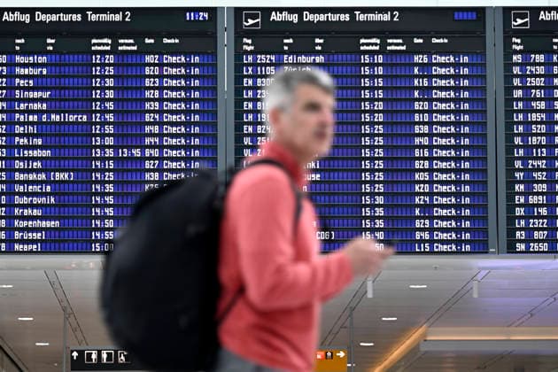 Ein Fluggast wartet vor einer Anzeigetafel mit Lufthansa-Flügen zu sehen am Rande der Eröffnung des Terminal 1-Pier am Flughafen München Franz Josef Strauß. (Themenbild, Symbolbild) München, 13.04.2026 Bayern Deutschland *** A passenger waits in front of a display board showing Lufthansa flights on the sidelines of the opening of Terminal 1 Pier at Munich Airport Franz Josef Strauß theme picture, symbolic picture Munich, 13 04 2026 Bavaria Germany Copyright: xDwixAnoraganingrumx