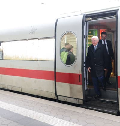 Bundespräsident Stralsund Ortszeit 14.04.2026, Germany, Mecklenburg-Vorpommern, Stralsund, Bundespräsident Frank-Walter Steinmeier und Ehefrau Elke Büdenbender verlegen den Amtssitz von Schloss Bellevue für 3 Tage nach Stralsund, hier Marktsituation in Stralsund mit OB Bradow, Â Stralsund Mecklenburg-Vorpommern Germany *** Federal President Stralsund local time 14 04 2026, Germany, Mecklenburg Vorpommern, Stralsund, Federal President Frank Walter Steinmeier and his wife Elke Büdenbender move their official residence from Bellevue Palace to Stralsund for 3 days, here market situation in Stralsund with Lord Mayor Bradow, Â Stralsund Mecklenburg Vorpommern Germany
