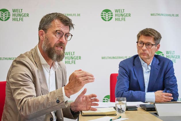Pressegespraech mit Jeroen Stol (li.), Laenderdirektor der Welthungerhilfe im Sudan, und Mathias Mogge (re.), Generalsekretaer und Vorstandsvorsitzender Welthungerhilfe, zur Lage im Sudan am Dienstag (14.04.2026) vor der Sudan-Konferenz in Berlin. Vor dem Sudan-Gipfel hat die Welthungerhilfe besseren Zugang fuer humanitaere Einsaetze im Land gefordert. Humanitaere Hilfe muss unabhaengig von einer Waffenruhe geleistet werden , sagte Mathias Mogge am Dienstag in Berlin. Noetig seien ein uneingeschraenkter Zugang fuer Hilfsorganisationen, der Schutz der Zivilbevoelkerung und deutlich mehr finanzielle Mittel. Die Konferenz am Mittwoch muesse hierzu klare Ergebnisse liefern . (Siehe epd-Meldung vom 14.04.2026) EDITORIAL USE ONLY *** Press con Copyright: epd-bild ChristianxDitsch epd-Welthungerhilfe_Sudan4-kopieren