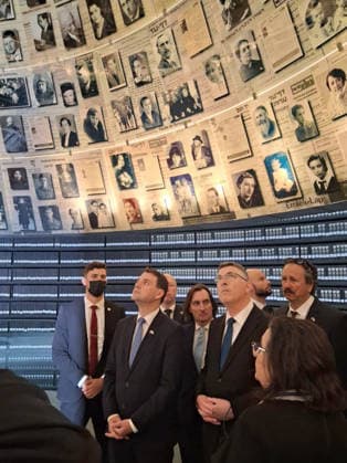 Czech Foreign Minister Petr Macinka (2nd from left) visited the Yad Vashem Holocaust Memorial in Jerusalem today, on Tuesday, April 14, 2026, together with his Israeli counterpart Gideon Saar (3rd from right) they paid tribute to the six million Jews murdered during the Nazi era. On a one-day visit to Israel, Macinka (Motorists) visited the memorial on Yom HaShoah (Holocaust and Heroism Remembrance Day), the day on which Israelis annually commemorate this tragic chapter in world history. (CTKxPhoto NobilisovaxSarka) CTKPhotoP2026041403476  CTKPhotoP2026041403476