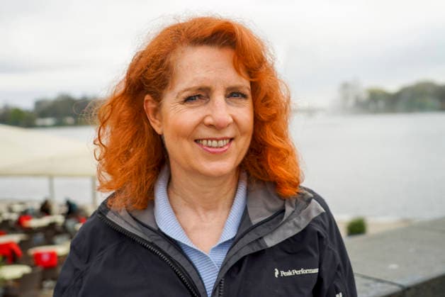 CNTV OLYMPIA - Monika Lierhaus die TV Moderatotin , als prominente Pro Olympa Stimme mit ihr und anderen Mitglieder der Initiative OlympJA Hamburg steht Sie hinter einem grossen Banner Plakat auf der Reesendammbruecke am 14.04.2026 in Hamburg.Am 31. Mai stimmen die Hamburger Buerger ob Hamburg fuer die Olympische Spiele 2036, 2040 oder 2044 bewerben soll Hamburg Deutschland *** CNTV OLYMPIA Monika Lierhaus the TV presenter, as a prominent pro Olympic voice with her and other members of the initiative OlympJA Hamburg she stands behind a large banner poster on the Reesendammbruecke on 14 April 2026 in Hamburg On May 31, the citizens of Hamburg vote whether Hamburg should bid for the Olympic Games 2036, 2040 or 2044 Hamburg Germany