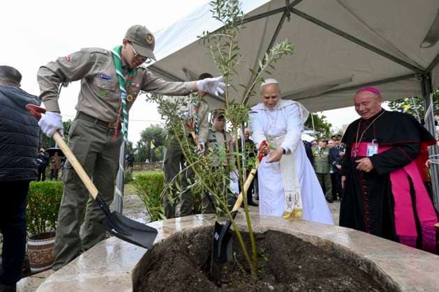 ALGERIA - POPE LEO XIV DURING A VISIT AT THE ARCHAEOLOGICAL SITE OF HIPPO , IN ANNABA - 2026 4 14 Algeria,Vatican, 2026 4 14 Pope Leo XIV during a visit at the archaeological site of Hippo, in Annaba EDITORIAL USE ONLY - NO BOOKS Copyright: xVATICANxMEDIAx