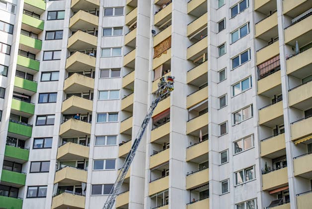 Feuer bricht auf Aufzugskabine aus sieben Etagen verraucht 46 Feuerwehrkräfte im Einsatz Hochhaus in Mainz-Gonsenheim betroffen Brand mit Pulverlöscher gelöscht Am 14.04.2026 brach in einem Hochhaus in Mainz-Gonsenheim in der Elsa-Brändström-Straße ein Feuer auf dem Dach einer Aufzugskabine aus. Der Aufzug blieb im 16. Stock stecken, sieben Etagen von der 11. bis zur 17. waren stark verraucht. Der Brand wurde von Einsatzkräften über den Zugang im 17. Stock mit einem Pulverlöscher gelöscht. Vier Personen aus der 11. Etage wurden vorsorglich ins Freie geführt, es gab keine Verletzten. Im Einsatz waren 46 Feuerwehrkräfte und 13 Kräfte des Rettungsdienstes Mainz Gonzenheim Rheinland-Pfalz Deutschland *** Fir