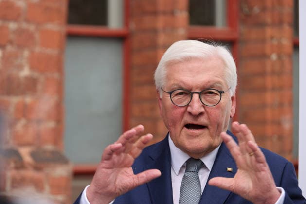Bundespräsident Stralsund Ortszeit 14.04.2026, Germany, Mecklenburg-Vorpommern, Stralsund, Bundespräsident Frank-Walter Steinmeier mit einer Presseerklärung am historischen Rathaus im Hintergrund das Wappen der Pommerschen Fürsten, die länger mit Dänemark als mit Deutschland verbunden waren Stralsund Mecklenburg-Vorpommern Germany *** Federal President Stralsund local time 14 04 2026, Germany, Mecklenburg Vorpommern, Stralsund, Federal President Frank Walter Steinmeier with a press release at the historic town hall in the background the coat of arms of the Pomeranian princes, who were associated with Denmark longer than with Germany Stralsund Mecklenburg Vorpommern Germany