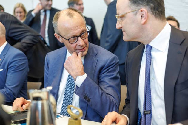 Fraktionssitzung CDU CSU Bundeskanzler Friedrich Merz (CDU), bei einer Fraktionssitzung am 14.04.2026 in Berlin. Berlin Berlin Deutschland Bundestag *** Parliamentary group meeting CDU CSU Federal Chancellor Friedrich Merz CDU , at a parliamentary group meeting on 14 04 2026 in Berlin Berlin Berlin Germany Bundestag
