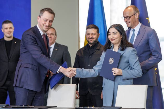 Reem Alabali-Radovan (SPD), Bundesministerin fuer wirtschaftliche Zusammenarbeit und Oleksii Sobolev, Entwicklung, und Minister fuer Wirtschaft, Umwelt und Landwirtschaft der Ukraine unterzeichnen Absichtserklaerung zur Foerderung des Wiederaufbaus und Widerstandsfaehigkeit der Industrie im Bundeskanzleramt im Bundeskanzleramt in Berlin am 14.04.2026. Berlin Berlin Deutschland Kanzleramt *** Reem Alabali Radovan SPD , Federal Minister for Economic Cooperation and Oleksii Sobolev, Development, and Minister of Economy, Environment and Agriculture of Ukraine sign Memorandum of Understanding on the Promotion of Reconstruction and Resilience of Industry at the Federal Chancellery in the Federal Chancellery in Berlin on 14 04 2026 Berlin Berlin