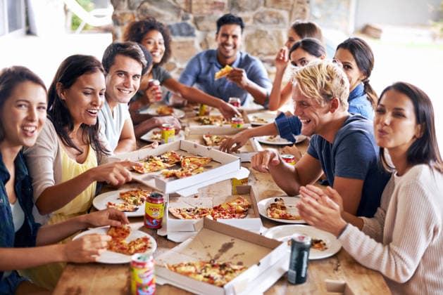 Cropped shot of a group of friends enjoying pizza together. (License=RF) ,model released, Symbolfoto  Copyright: xZoonar.com YurixArcursxYAPRx 18309368 ,model released, Symbolfoto ,property released
