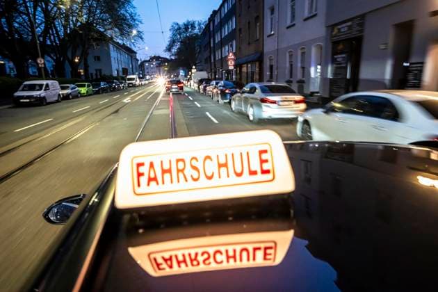 Symbolbild Fahrschule, abendliche Fahrt in der Innenstadt, städtischer Verkehr Fahrschule *** Symbolic picture driving school, evening drive in the city center, urban traffic driving school