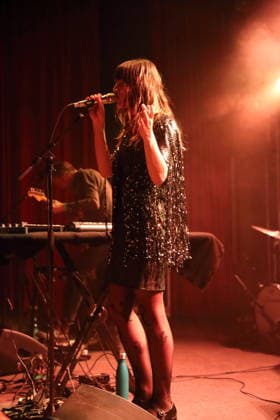 Melody Prochet alias Melodys Echo Chamber bei einem Konzert im Lido in Berlin, 14. April 2026. Melodys Echo Chamber Konzert Berlin