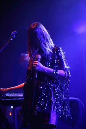 Melody Prochet alias Melodys Echo Chamber bei einem Konzert im Lido in Berlin, 14. April 2026. Melodys Echo Chamber Konzert Berlin