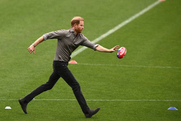 HARRY AND MEGHAN AUSTRALIA VISIT, Prince Harry the Duke of Sussex during plays with an AFL footy during a visit with the Movember Foundation at the Western Bulldogs headquarters, Whitten Oval in Melbourne, Wednesday, April 15, 2026. ( NO ARCHIVING MELBOURNE VICTORIA AUSTRALIA  Copyright: xJOELxCARRETTx 20260415188478097030