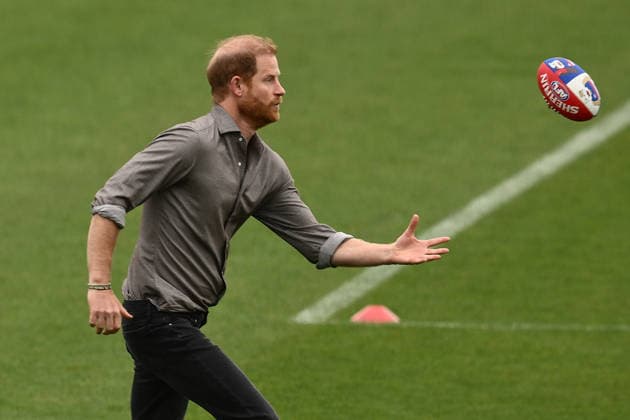 HARRY AND MEGHAN AUSTRALIA VISIT, Prince Harry the Duke of Sussex during plays with an AFL footy during a visit with the Movember Foundation at the Western Bulldogs headquarters, Whitten Oval in Melbourne, Wednesday, April 15, 2026. ( NO ARCHIVING MELBOURNE VICTORIA AUSTRALIA  Copyright: xJOELxCARRETTx 20260415195342186700