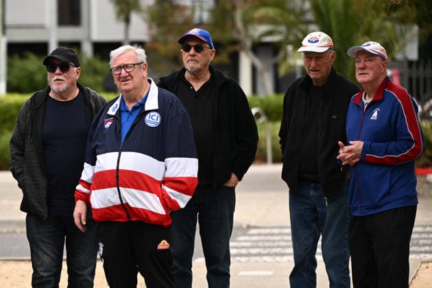 HARRY AND MEGHAN AUSTRALIA VISIT, Western Bulldogs supporters wait to enter the ground for a training session as Prince Harry the Duke of Sussex visits with the Movember Foundation at the Western Bulldogs headquarters, Whitten Oval in Melbourne, Wednesday, April 15, 2026. ( NO ARCHIVING MELBOURNE VICTORIA AUSTRALIA  Copyright: xJOELxCARRETTx 20260415165849968944
