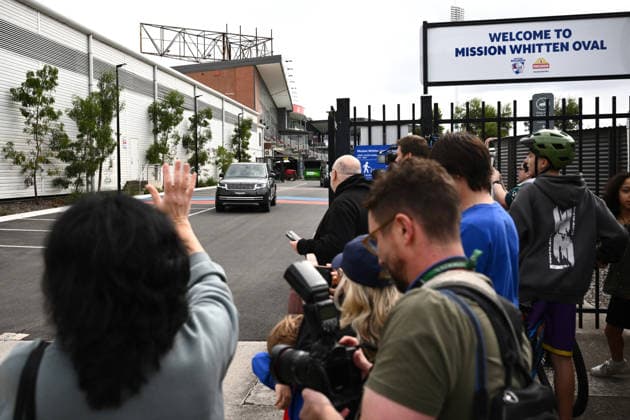 HARRY AND MEGHAN AUSTRALIA VISIT, Prince Harry the Duke of Sussex leaves following a visit with the Movember Foundation at the Western Bulldogs headquarters, Whitten Oval in Melbourne, Wednesday, April 15, 2026. ( NO ARCHIVING MELBOURNE VICTORIA AUSTRALIA  Copyright: xJOELxCARRETTx 20260415136651589549