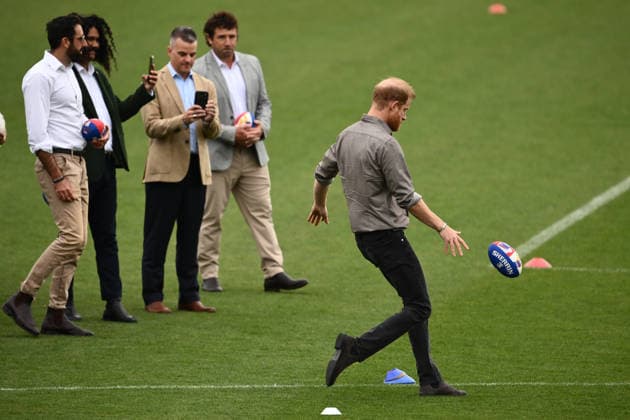 HARRY AND MEGHAN AUSTRALIA VISIT, Prince Harry the Duke of Sussex during plays with an AFL footy during a visit with the Movember Foundation at the Western Bulldogs headquarters, Whitten Oval in Melbourne, Wednesday, April 15, 2026. ( NO ARCHIVING MELBOURNE VICTORIA AUSTRALIA  Copyright: xJOELxCARRETTx 20260415146545468326