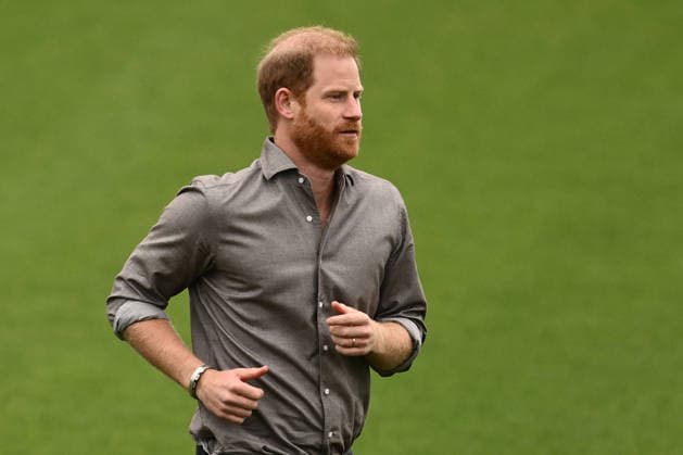 HARRY AND MEGHAN AUSTRALIA VISIT, Prince Harry the Duke of Sussex during a visit with the Movember Foundation at the Western Bulldogs headquarters, Whitten Oval in Melbourne, Wednesday, April 15, 2026. ( NO ARCHIVING MELBOURNE VICTORIA AUSTRALIA  Copyright: xJOELxCARRETTx 20260415137529276570