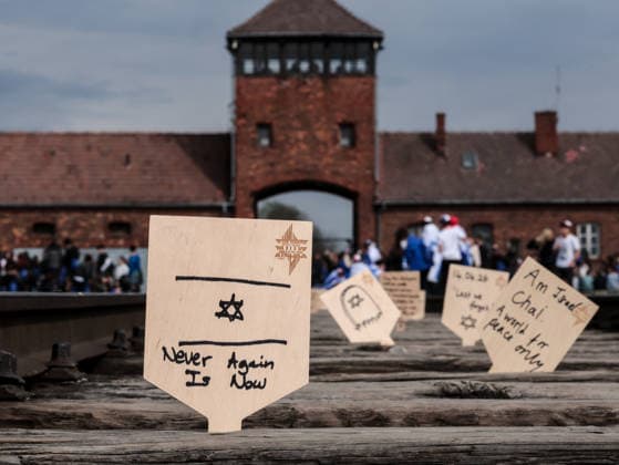 News Bilder des Tages #2 March of the Living in Auschwitz, Poland - 14 Apr 2026 Participants leave prayers on landmark Birkenau extermination camp railway track in Auschwitz Museum - former Nazi German Concentration Camp during the International March of the Living (MOTL). MOTL in an educational event and takes place on Holocaust Memorial Day observed in the Jewish calendar (Yom HaShoah), thousands of participants march silently from Auschwitz to Birkenau - an extermination camp. It traditionally gathered Holocaust survivors, but today other antisemitism attack survivors attend the march. Auschwitz Poland Copyright: xDominikaxZarzyckax xSOPAxImagesx April_14_2026_Oswiecim_MOTL-28