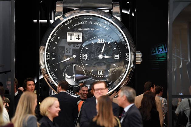 News Bilder des Tages #2 (260415) -- GENEVA, April 15, 2026 -- People visit the Watches and Wonders Geneva 2026 at the Palexpo in Geneva, Switzerland, April 14, 2026. The 7-day event kicked off here on Tuesday, bringing together 65 participating brands. ) SWITZERLAND-GENEVA-WATCH INDUSTRY-FAIR LianxYi 