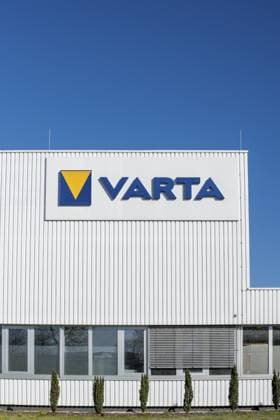 Firmenlogo an einem Industriegebäude des Batterieherstellers Varta, Standort Nördlingen, Landkreis Donau-Ries, Nördlinger Ries, Bayern, Deutschland Company logo on an industrial building owned by battery manufacturer Varta, site in Nördlingen, Donau-Ries district, Nördlinger Ries, Bavaria, Germany Copyright: imageBROKER MarkusxKeller iblmkl17338311.jpg